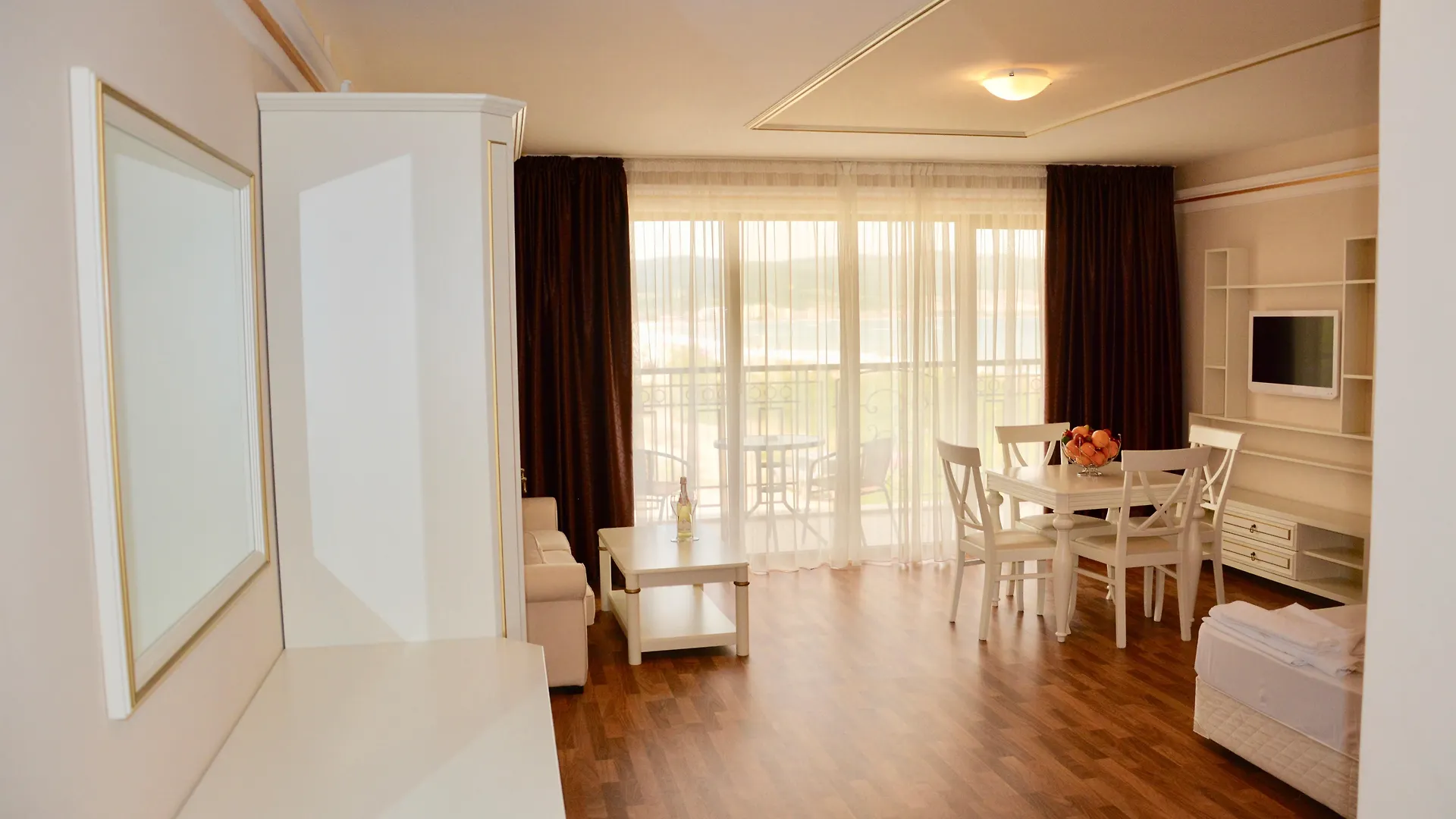 Golden Rainbow Beach Hotel サニービーチ 4*,